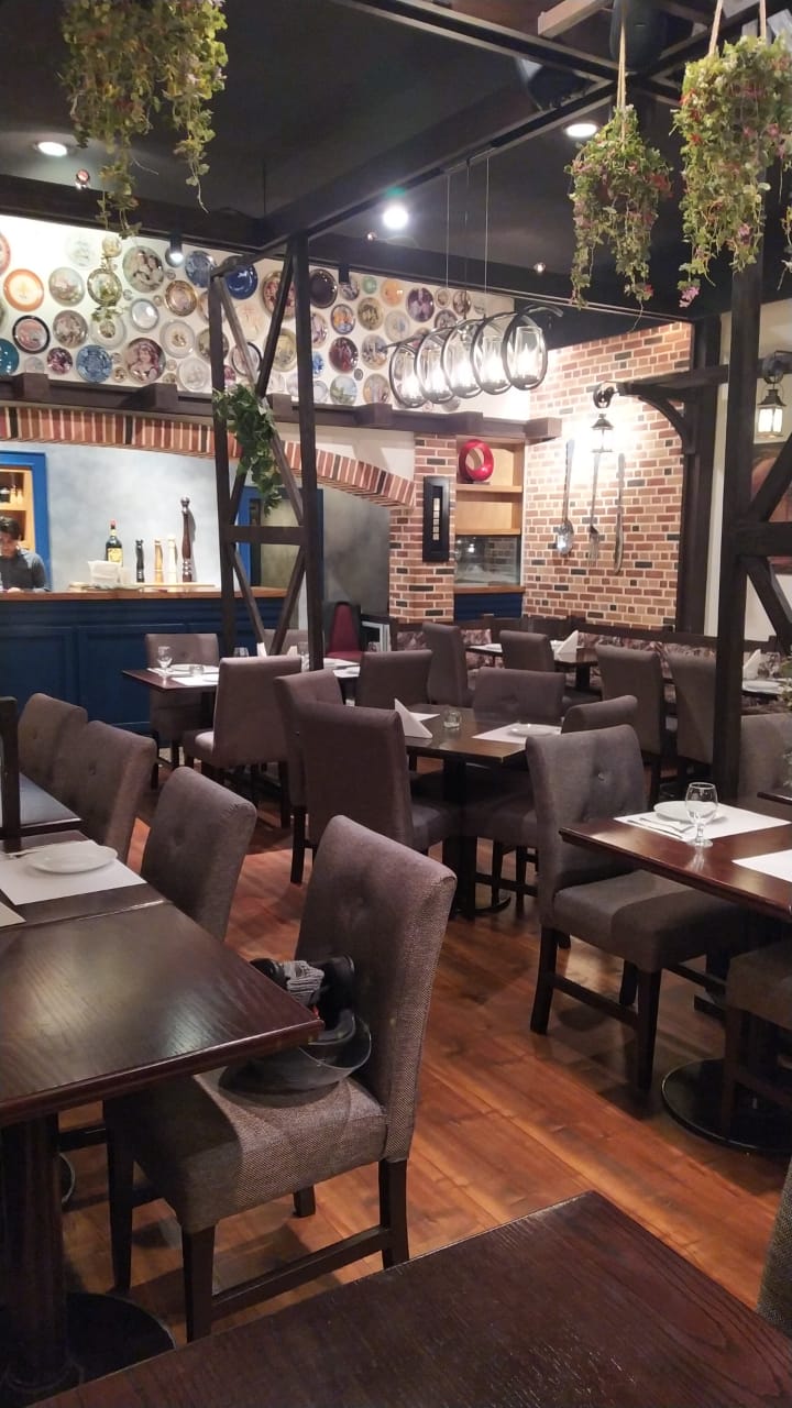 رستوران پارلا