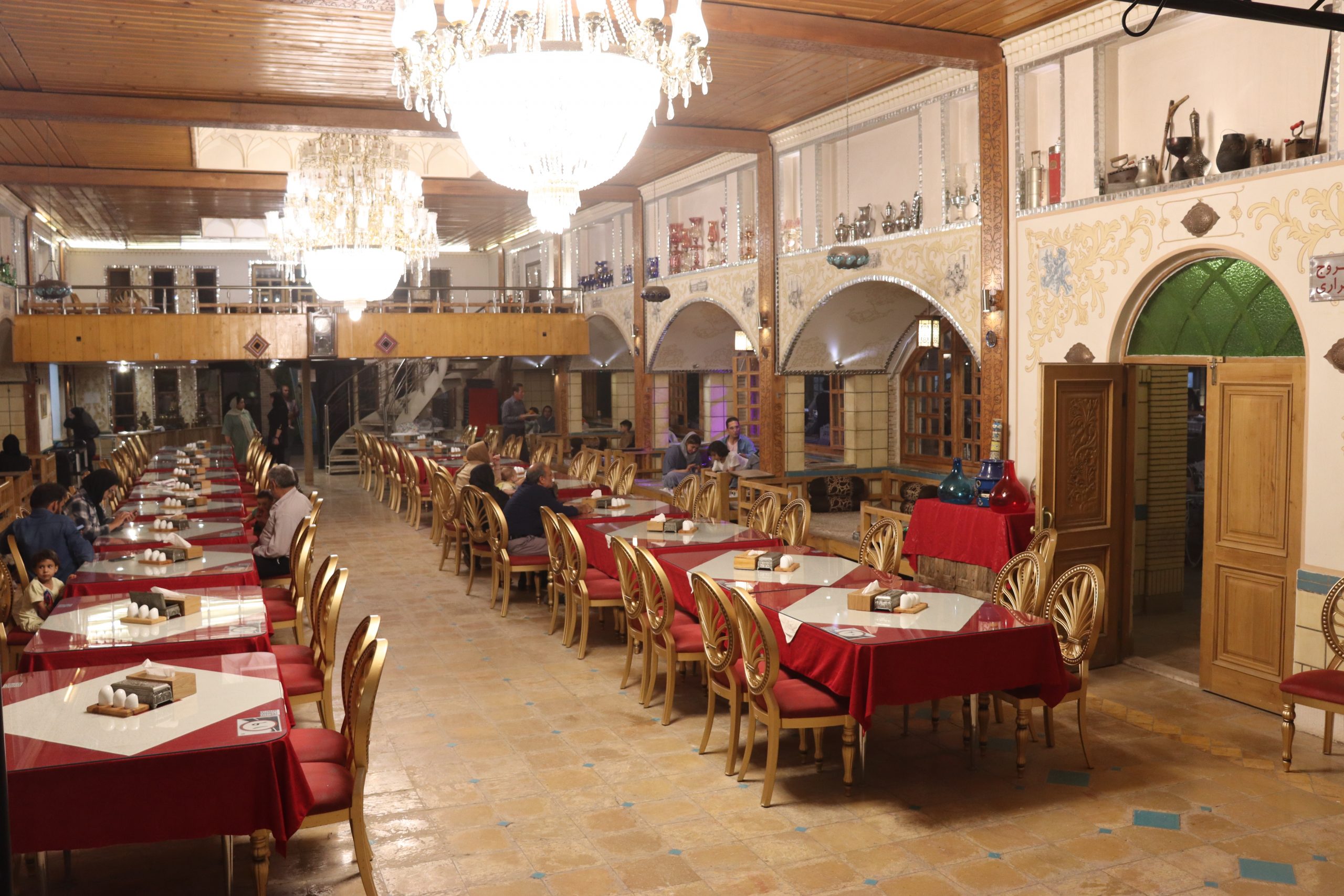 رستوران سه کاج اصفهان